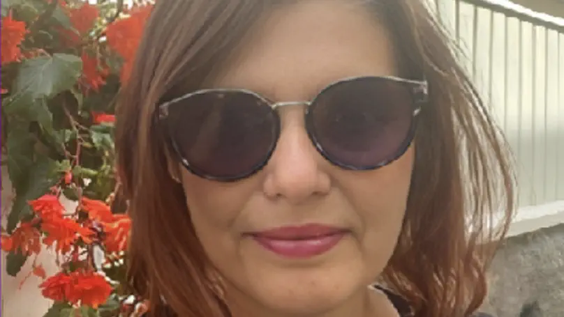 Axioms as rules in intuitionistic logic